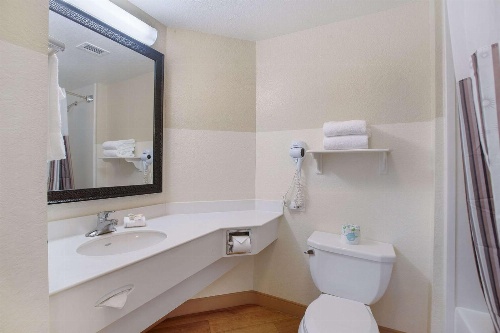 La Quinta Inn & Suites by Wyndham Fort Lauderdale Airport image 1