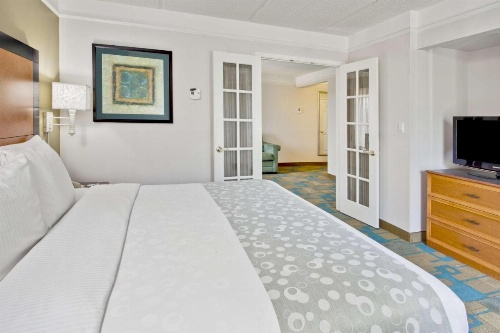 La Quinta Inn & Suites by Wyndham Fort Lauderdale Airport image 12