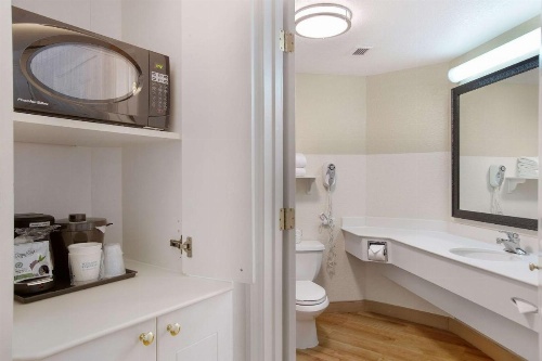 La Quinta Inn & Suites by Wyndham Fort Lauderdale Airport image 14
