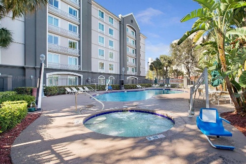 La Quinta Inn & Suites by Wyndham Fort Lauderdale Airport image 18