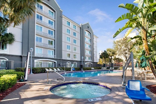 La Quinta Inn & Suites by Wyndham Fort Lauderdale Airport image 19