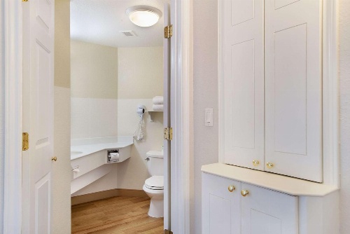 La Quinta Inn & Suites by Wyndham Fort Lauderdale Airport image 2
