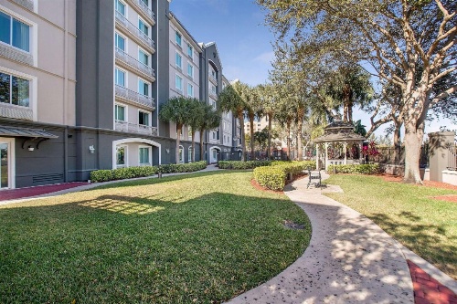 La Quinta Inn & Suites by Wyndham Fort Lauderdale Airport image 24