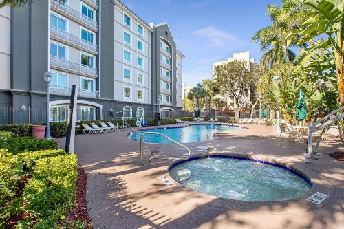 La Quinta Inn & Suites by Wyndham Fort Lauderdale Airport image 25