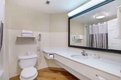 La Quinta Inn & Suites by Wyndham Fort Lauderdale Airport image 27