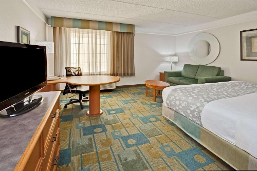 La Quinta Inn & Suites by Wyndham Fort Lauderdale Airport image 3