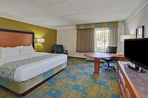 La Quinta Inn & Suites by Wyndham Fort Lauderdale Airport image 4