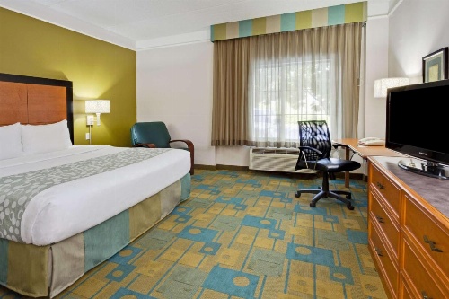 La Quinta Inn & Suites by Wyndham Fort Lauderdale Airport image 8